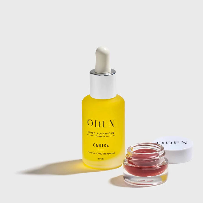 ODEN French Lip Balm Cherry im Tiegel neben ODEN Ölflasche mit Pipette auf hellem Hintergrund