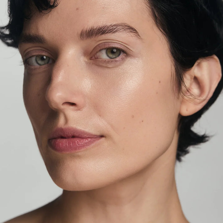 MÁDARA Tinted Ceramide CC Stick SPF30 - True Beige 35 - Model trägt Stick