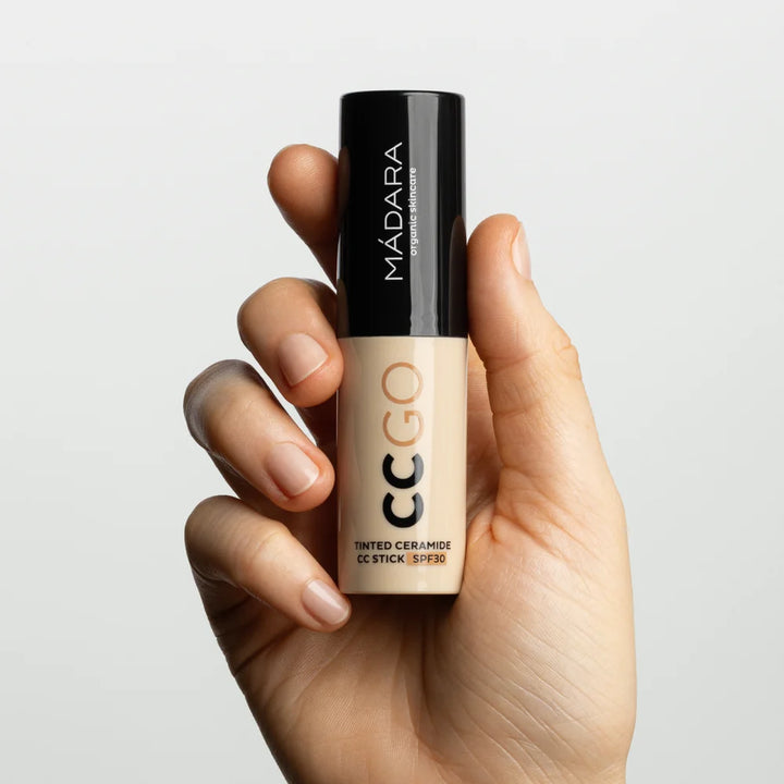 MÁDARA Tinted Ceramide CC Stick SPF30 in der Hand