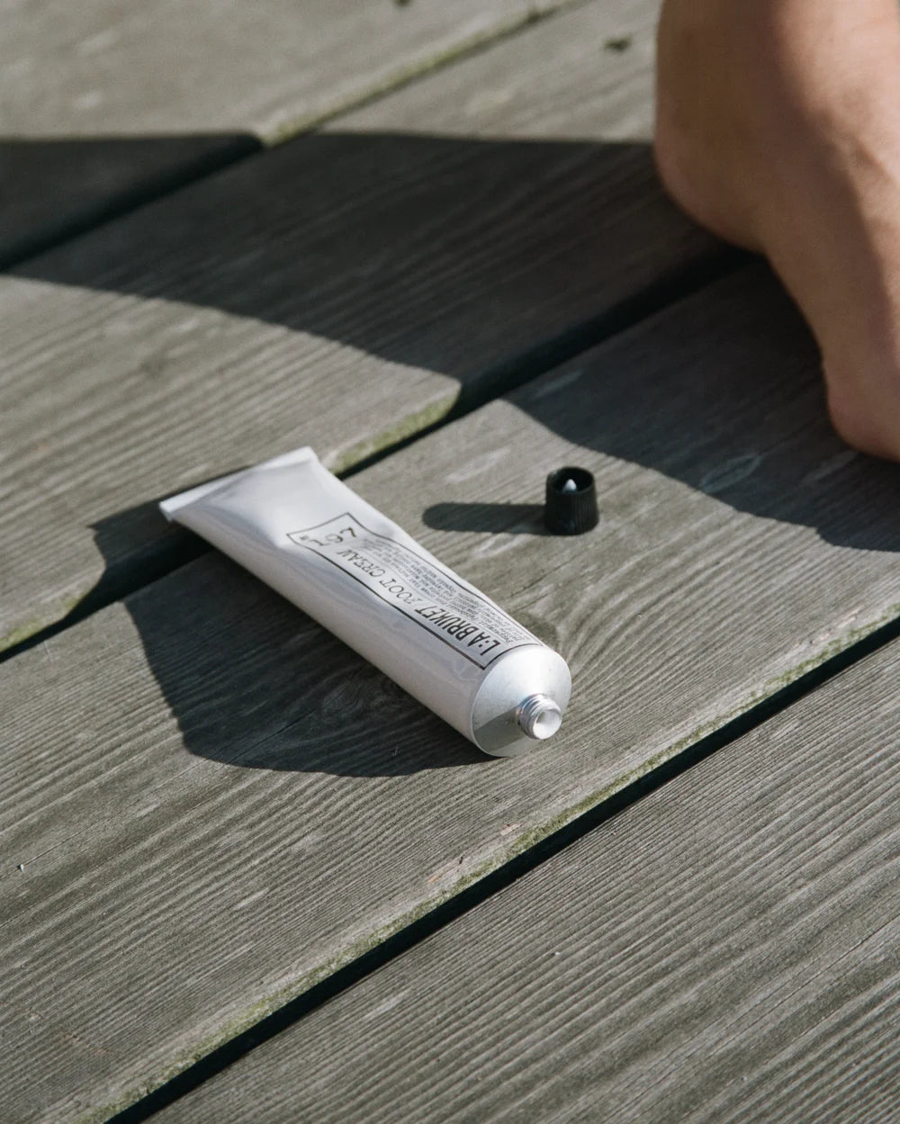 Geöffnete Tube der L:A Bruket 197 Foot Cream mit cremiger, weißer Fußpflege