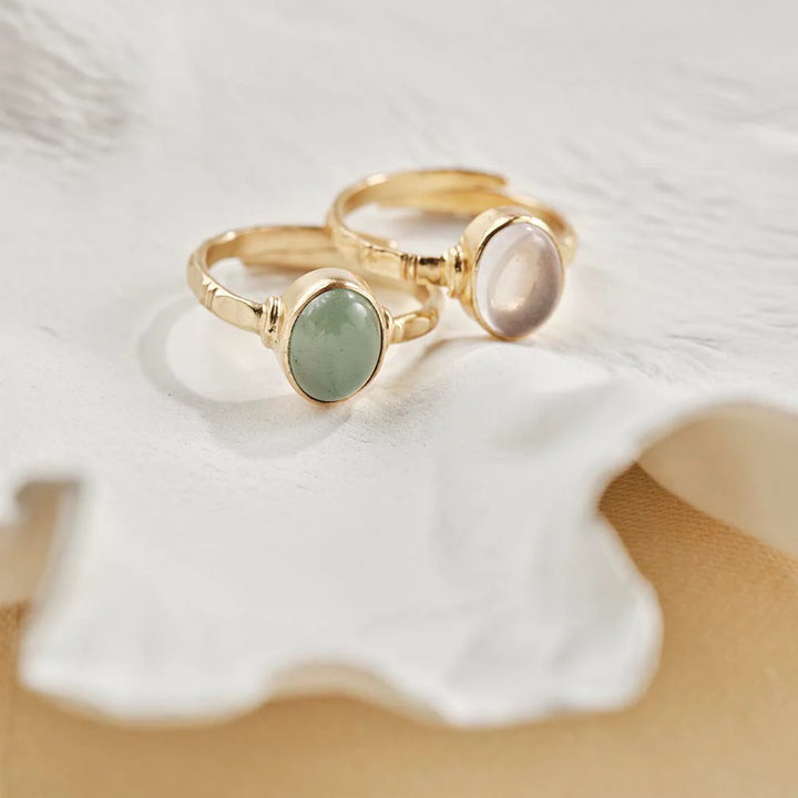 A Beautiful Story Rosenquarz Ring Gold Detailansicht - nachhaltiger Schmuck aus vergoldetem Messing mit rosa Edelstein für Liebe und Harmonie