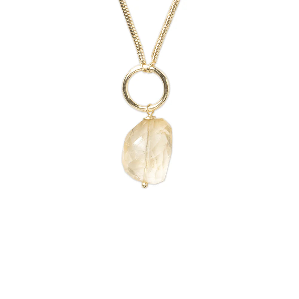 Awareness Citrine Necklace Nahaufnahme - nachhaltiger Schmuck aus vergoldetem Messing mit natürlichem Citrin, handgefertigt in Nepal