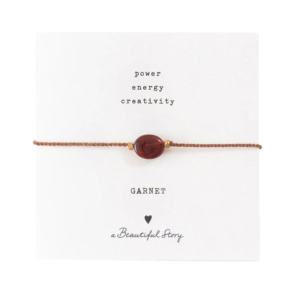 Gemstone Card Garnet Gold Bracelet von A Beautiful Story - handgefertigtes Armband mit Granat Edelstein auf Geschenkkarte, verstellbar