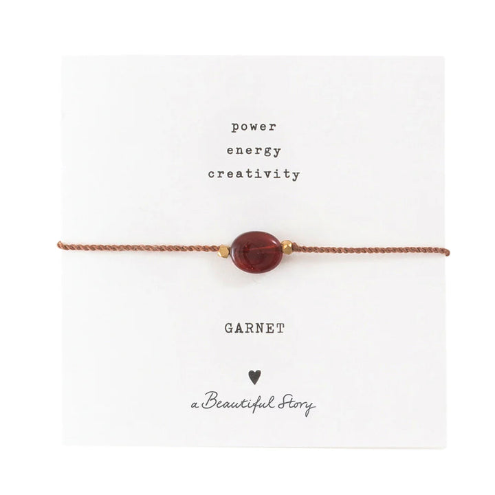 Gemstone Card Garnet Gold Bracelet von A Beautiful Story - handgefertigtes Armband mit Granat Edelstein auf Geschenkkarte, verstellbar