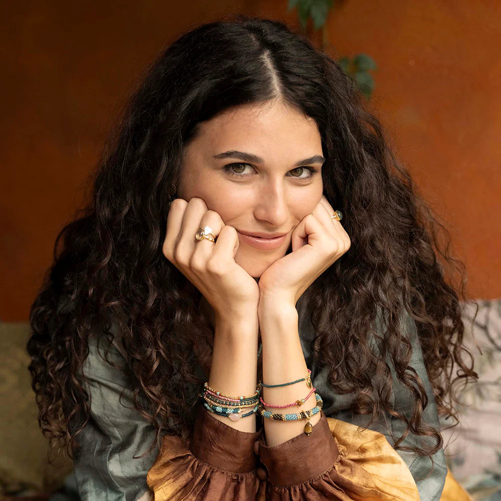 A Beautiful Story Haze Armband mit Rosenquarz Edelstein - elastisches Perlenarmband vergoldet
