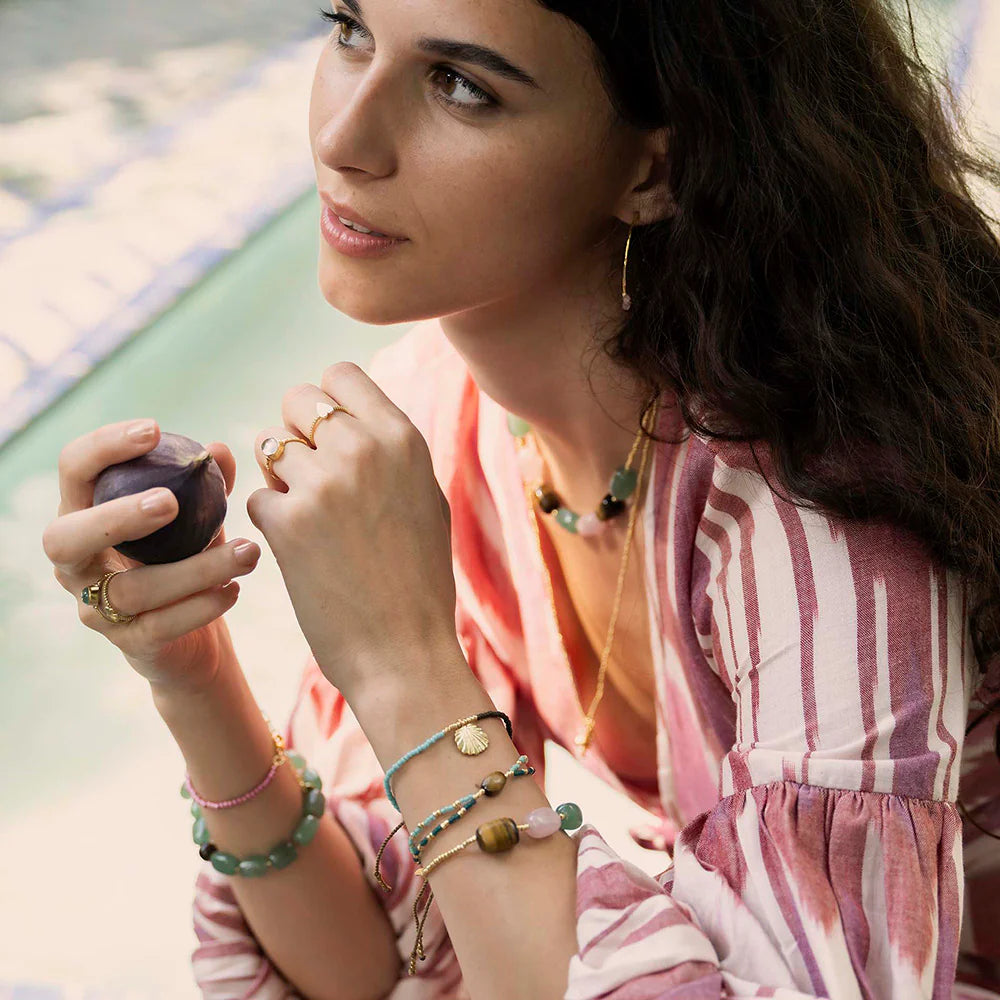 A Beautiful Story Desirable Armband mit drei Edelsteinen - verstellbares goldfarbenes Perlenarmband