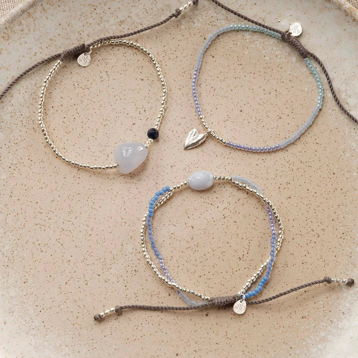 Shining Blue Lace Agate Bracelet Nahaufnahme - nachhaltiges Eco Jewelry Armband mit natürlichem Edelstein, handgefertigt in Nepal, B Corp zertifiziert