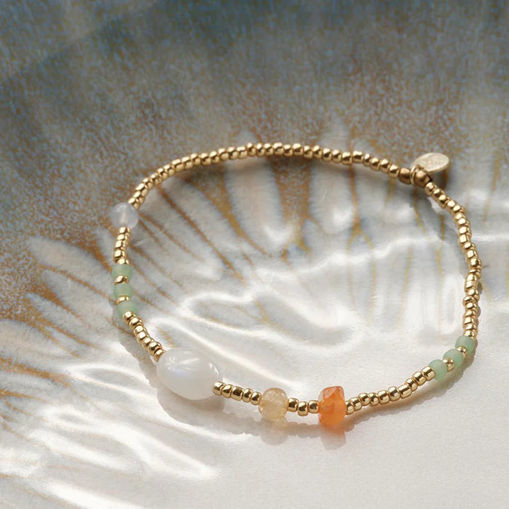 Amuse Moonstone Bracelet Nahaufnahme - nachhaltiges Eco Jewelry Armband aus Messing und Edelsteinen, handgefertigt in Nepal, B Corp zertifiziert