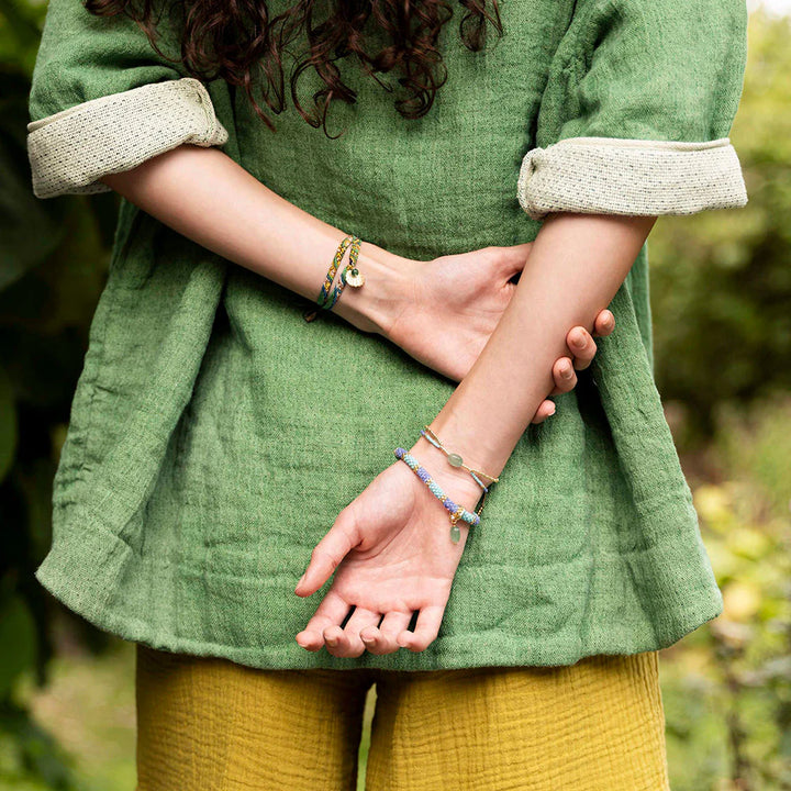 Shining Aventurine Bracelet - Model trägt das Produkt in Kombination mit einem weiteren Armband.