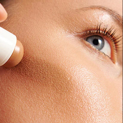 Pure U. Bronzing Balm Beach Day - Model  mit warmem Bronzer-Look, für einen gepflegten Teint