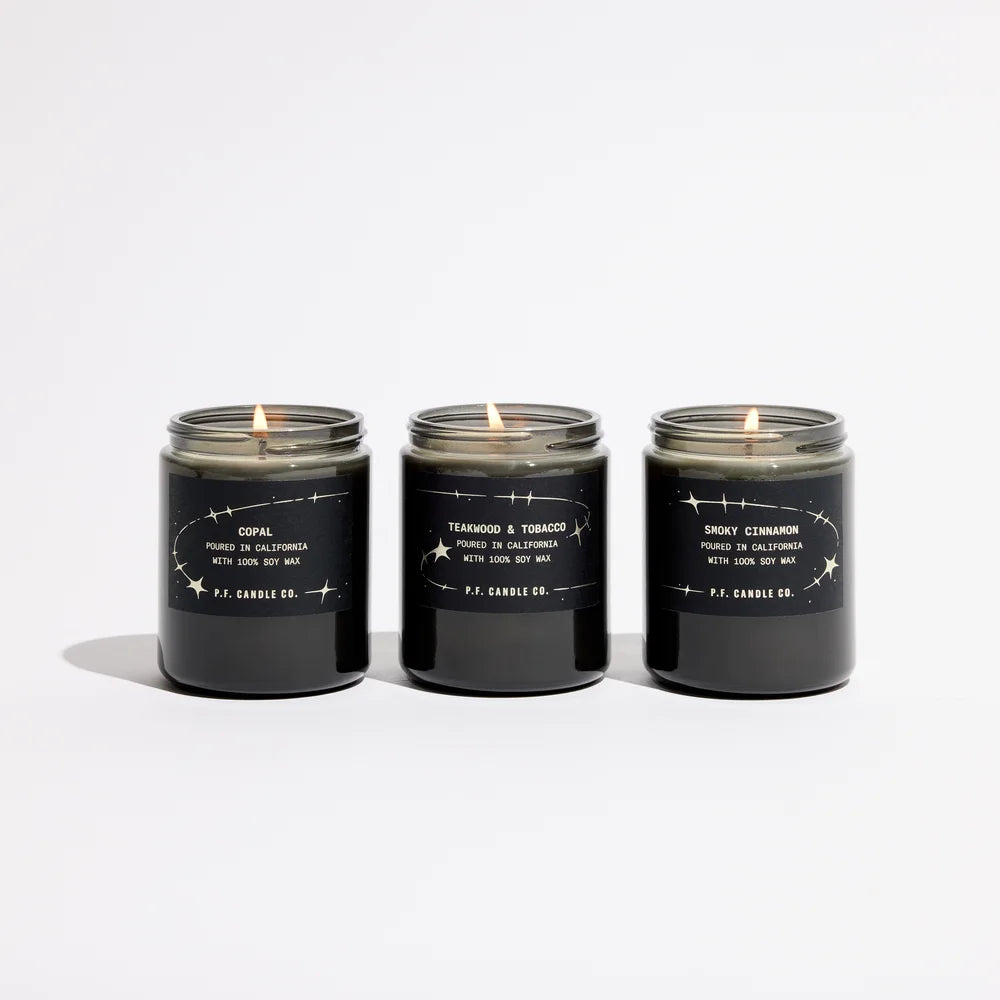 Copal Celestial Candle von P.F. Candle Co. mit Smoky Cinnamon und Teakwood & Tobacco