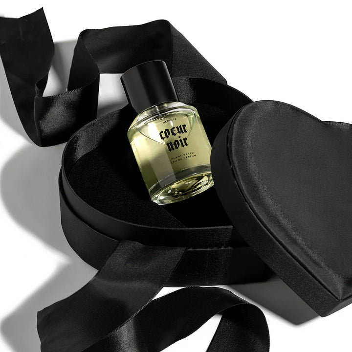 Heretic Parfum Coeur Noir in schwarzer, herzförmiger Geschenkbox mit Schleife