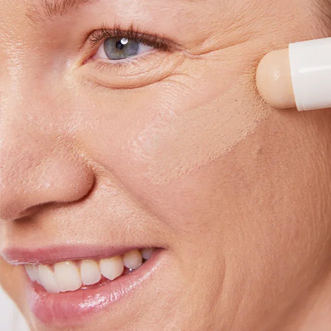 Model trägt Concealer Balm Nr. 4.75 Cashew auf - feuchtigkeitsspendender Concealer ohne Duftstoffe