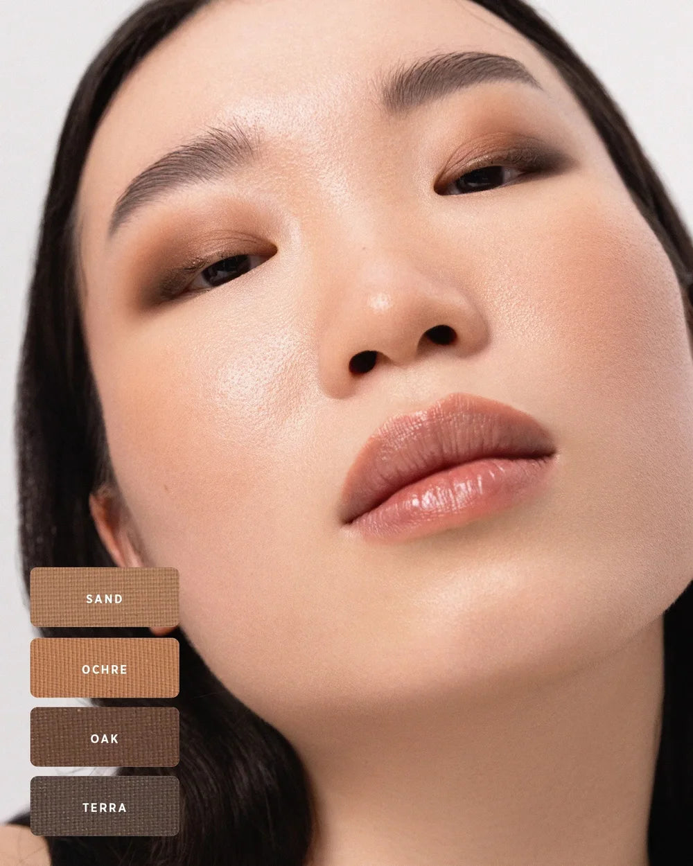 Mattes Augen-Make-up mit weich verblendeten Erdtönen der Ere Perez Chamomile Eye Palette