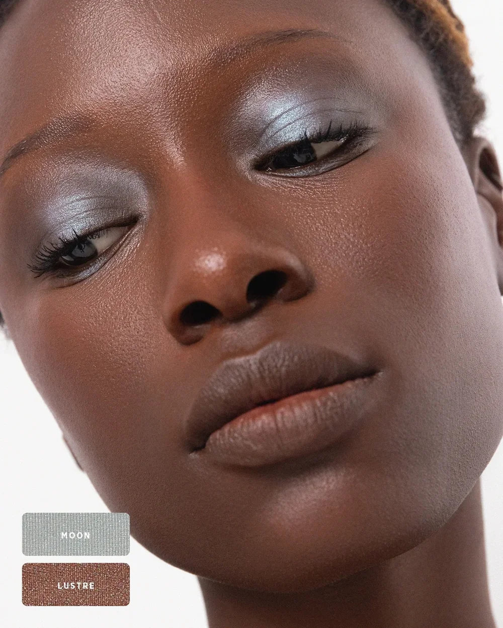 Model mit intensivem silbrig-blauem Augen-Make-up und lichtreflektierenden Lidschatten von Ere Perez