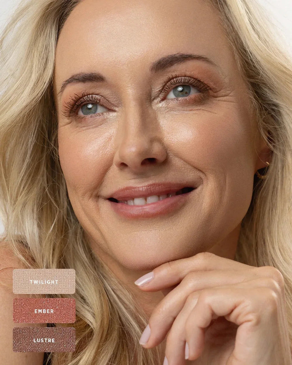 Model mit sanft schimmerndem Augen-Make-up und der Ere Perez Light Shimmer Palette
