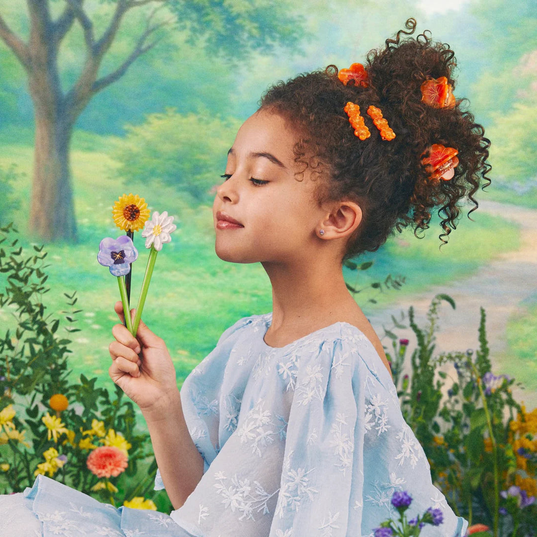 Pansy Hair Stick von Coucou Suzette - Model mit Hair Stick in Hand, weitere Artikel