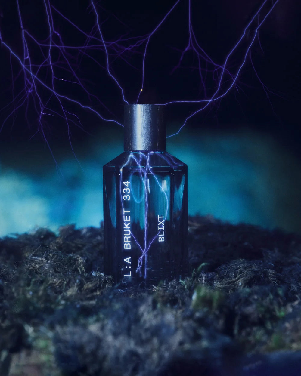 L:A Bruket Blixt Eau de Parfum im nächtlichen Wald mit violetten Blitzen und blauem Licht