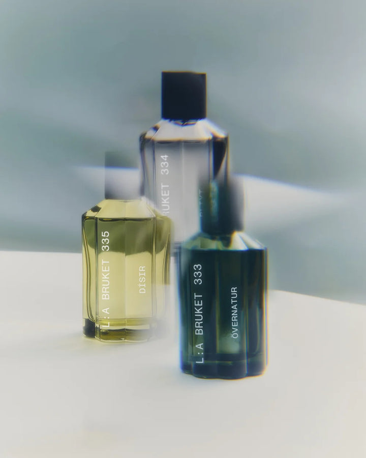 Die drei Nischenparfums von L:A Bruket – Övernatur, Blixt und Dísir in grünen, grauen und gelbgrünen Glasflakons