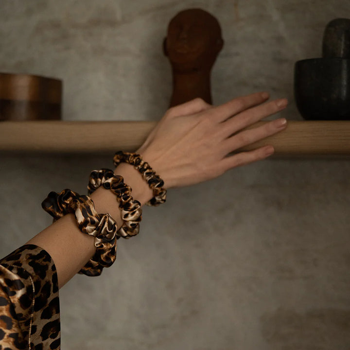 by Dariia Day Scrunchie Set XS Leopard – verschiedene Größen am Handgelenk