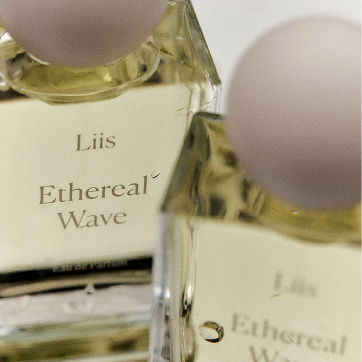 Liis Ethereal Wave Eau de Parfum Flakons in detailreicher Nahaufnahme