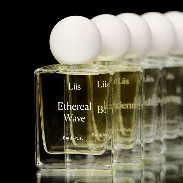 Liis Ethereal Wave Eau de Parfum Flakons im stimmungsvollen Licht