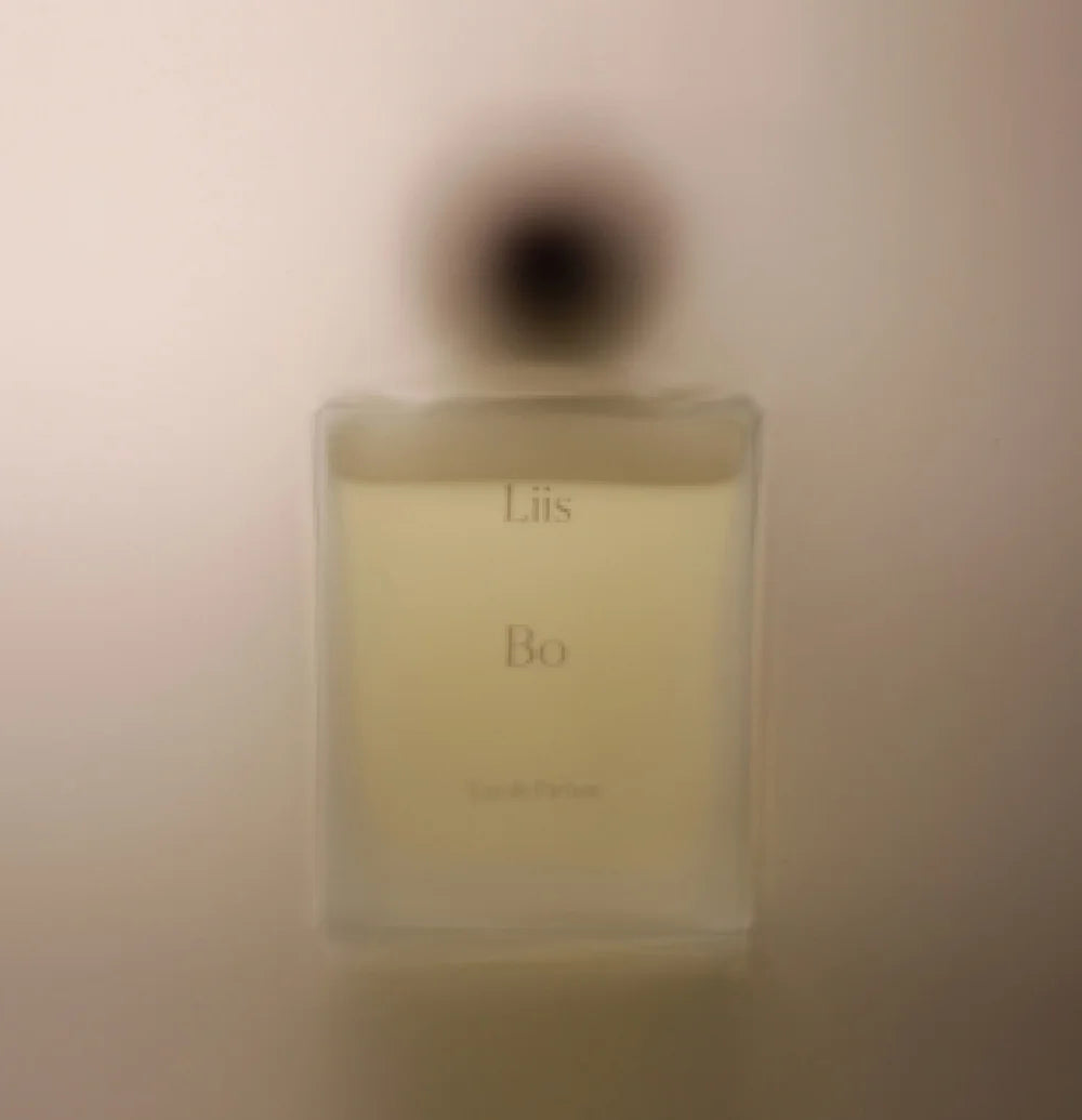 Liis Bo Eau de Parfum in weicher Unschärfe fotografiert
