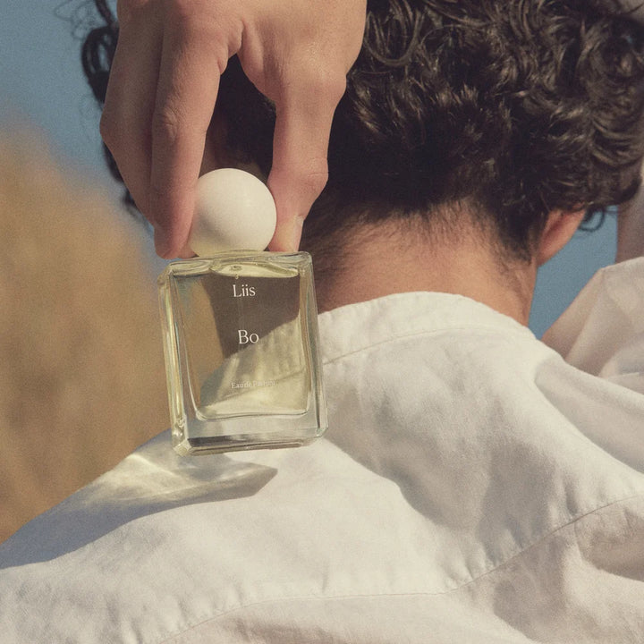 Liis Bo Eau de Parfum in stimmungsvoller Anwendungsaufnahme
