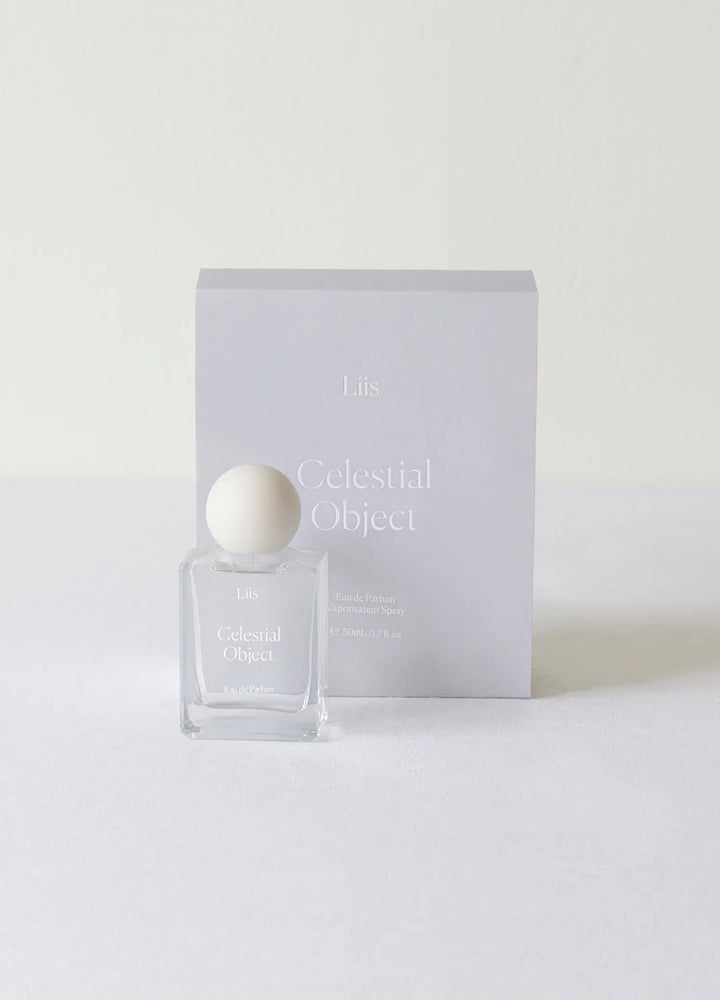 Liis Celestial Object Eau de Parfum Flakon minimalistisch vor hellem Hintergrund