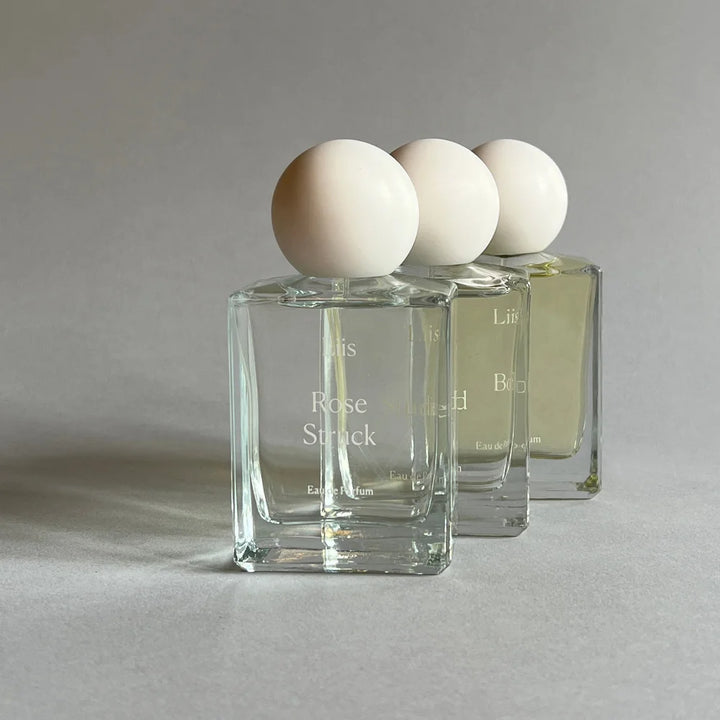 Liis Eau de Parfum Flakons im weichen Licht arrangiert