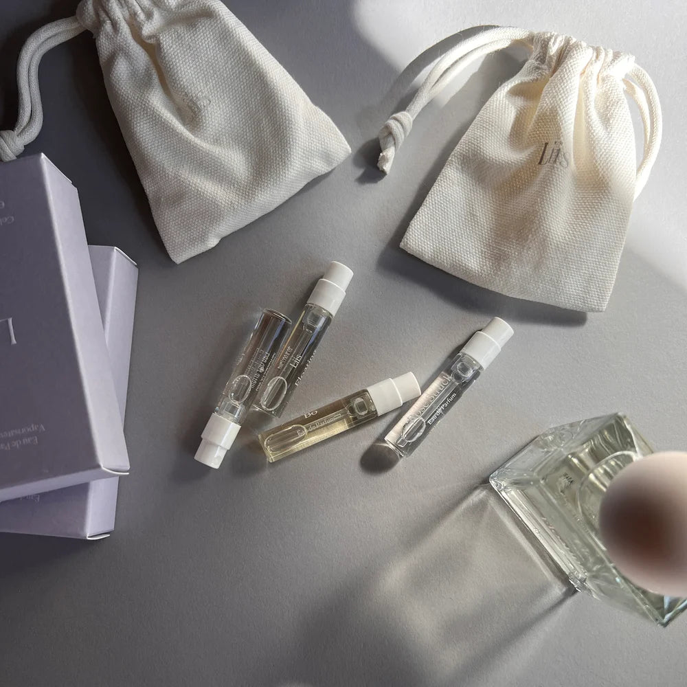 Unseen Discovery Set 5 x 2 ml - Atmosphärisches Bild mit Parfum-Zerstäubern und Säckchen - Naaufnahme