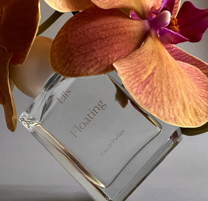 Liis Floating Eau de Parfum Flakon mit Orchideenblüte inszeniert