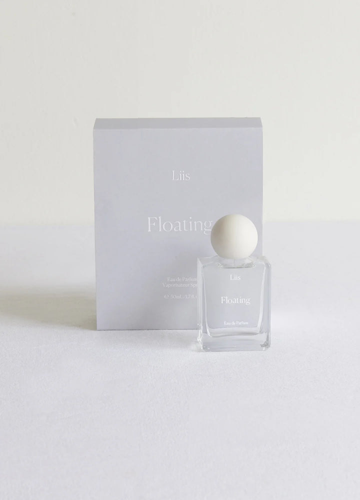 Liis Floating Eau de Parfum Flakon minimalistisch auf hellem Hintergrund