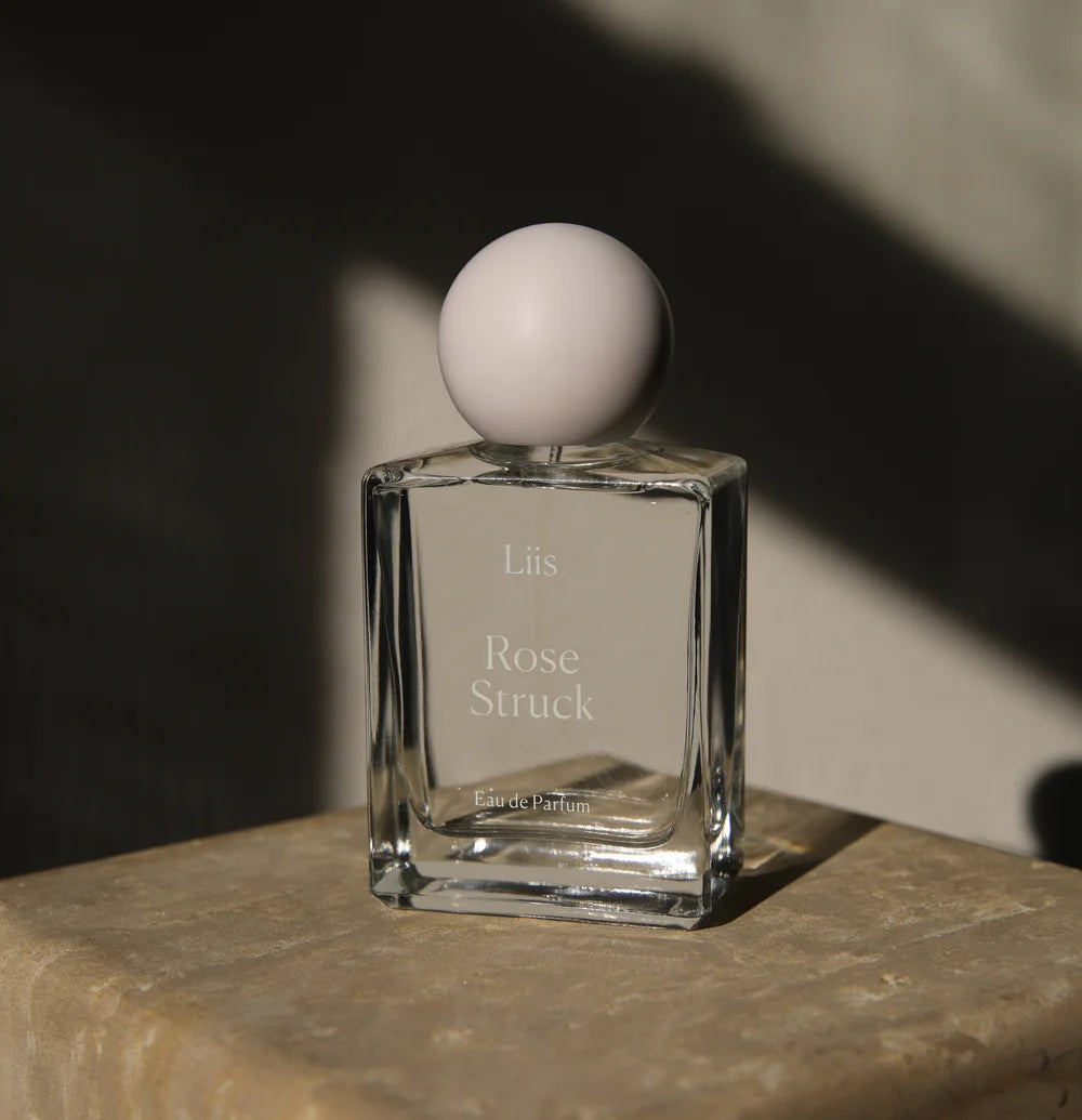 Liis Rose Struck Eau de Parfum Flakon in dunkler, stimmungsvoller Inszenierung auf Stein