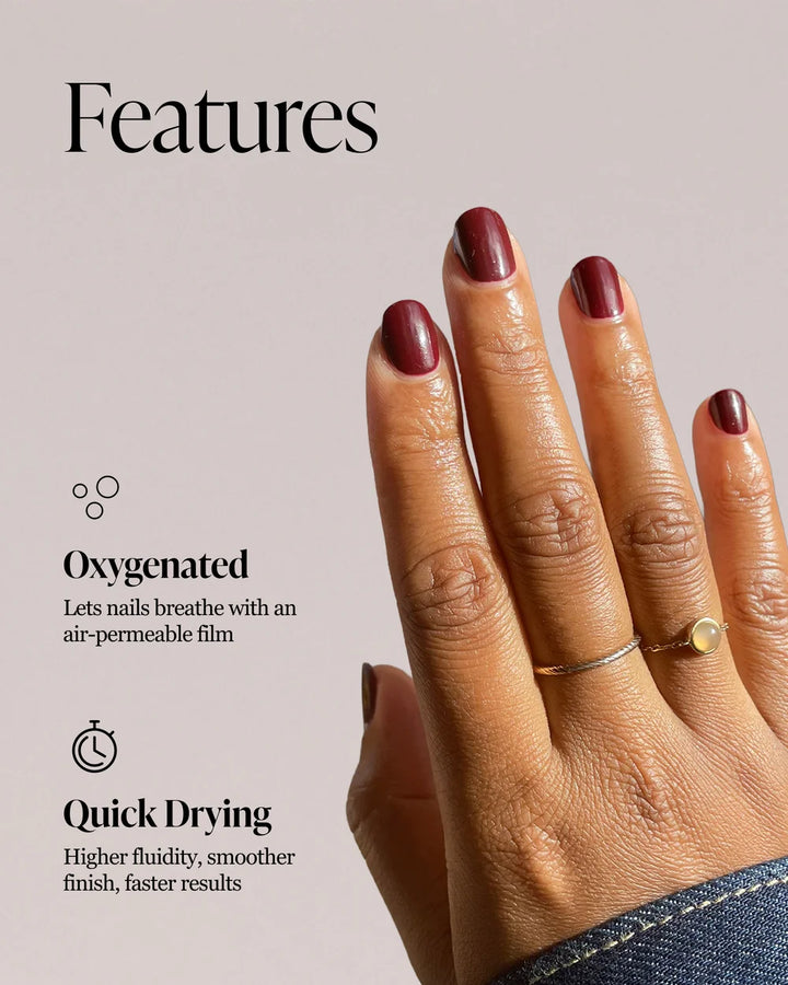 Nailberry Made You Blush auf den Nägeln mit gepflegtem Peach-Gloss-Finish