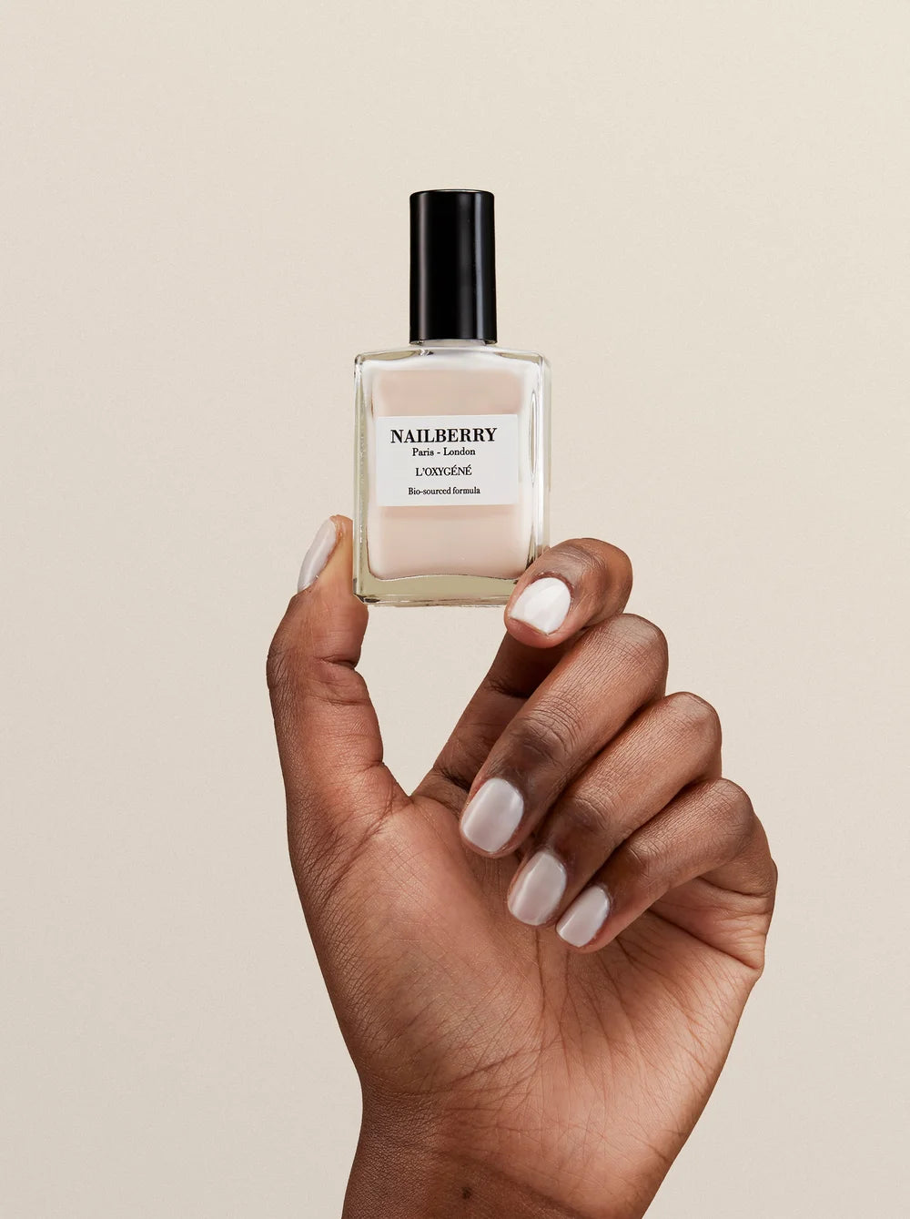 Nailberry On Cloud Nine Nagellack auf dunklerem Hautton präsentiert