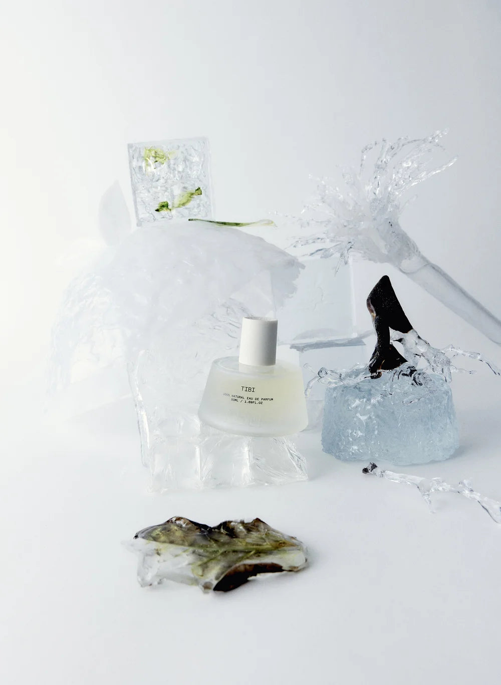 Abel Tibi Eau de Parfum – Kampagnenmotiv mit Flakon und natürlichen Elementen