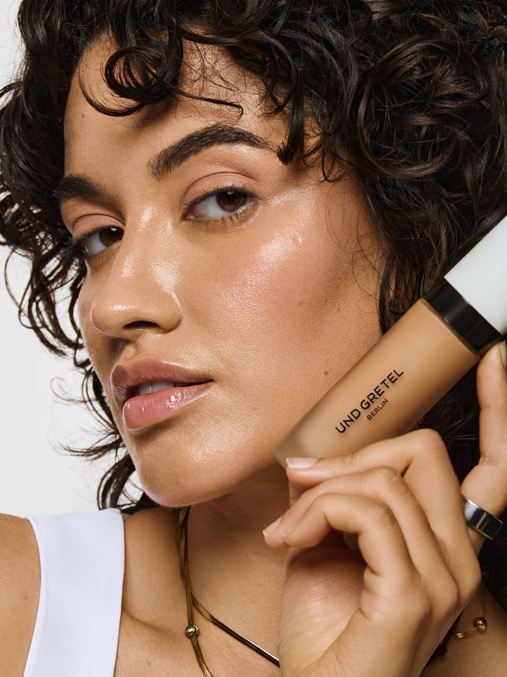 Eben Liquid Serum Foundation 30 ml 03 Deep Fair - Model mit Eben Foundation
