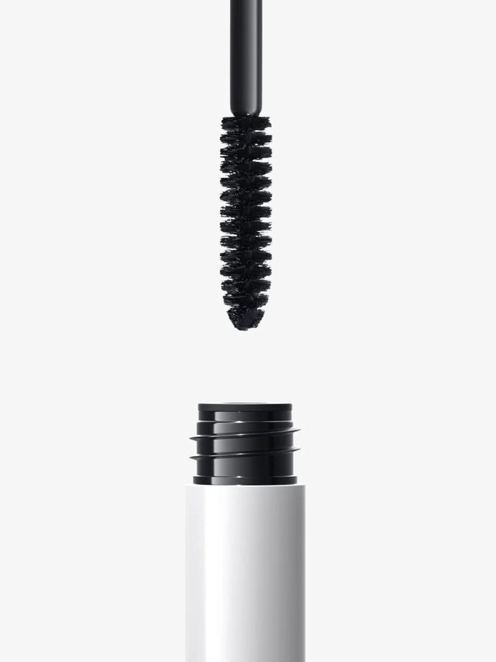 Detailaufnahme der WINT Mascara in Darkest Black mit blauer Bürste am geöffneten Flakon