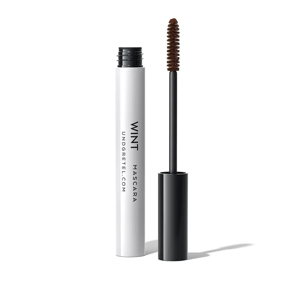 UND GRETEL WINT Mascara in Chestnut mit Bürste und geöffnetem Flakon auf weißem Hintergrund