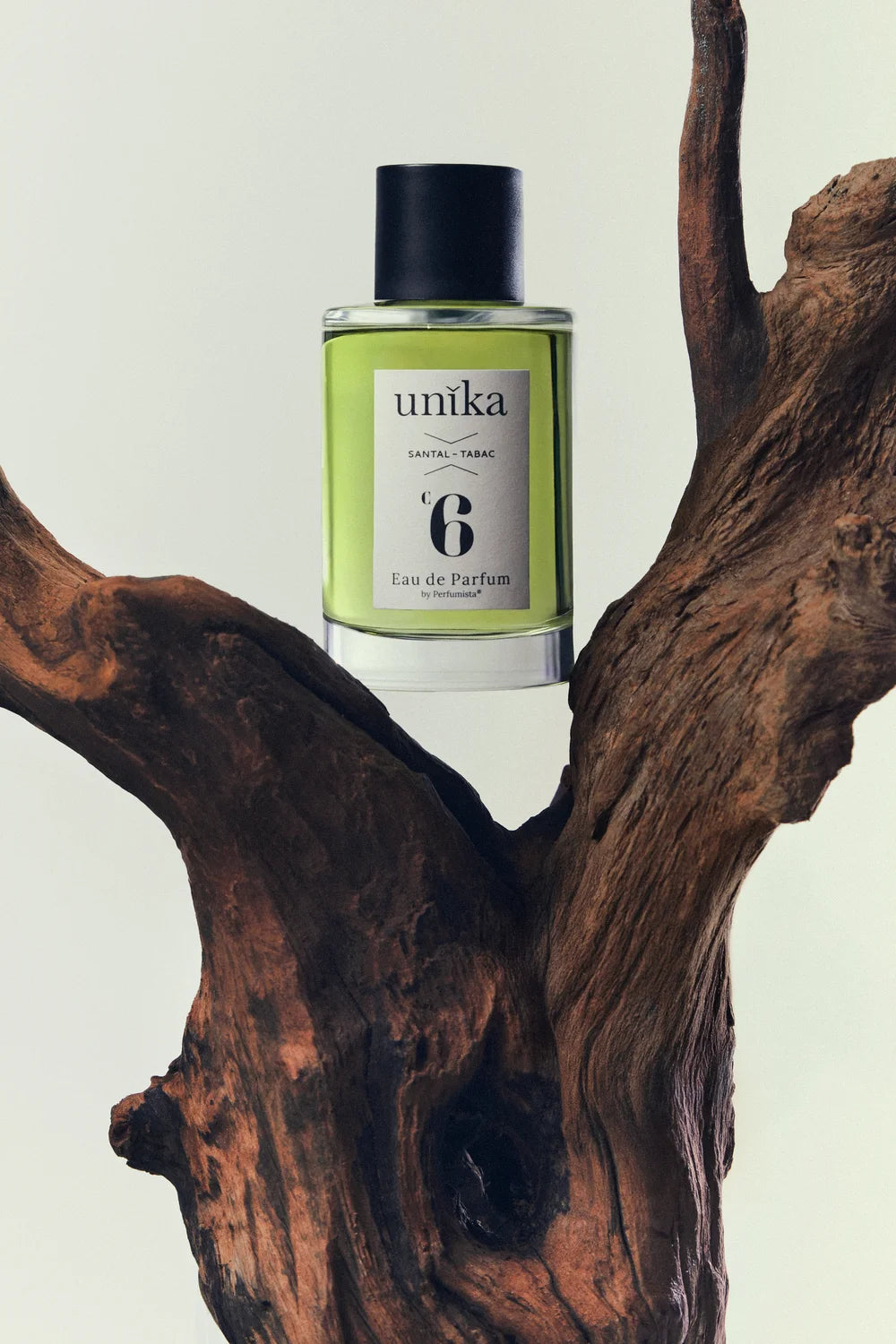 Unika Pafum Santal Tabac - Aufnahme mit trockenem Holz