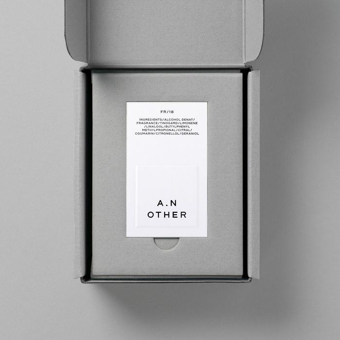 A.N. Other Parfum Box geöffnet mit Duftflakon – Nischenparfum Präsentation