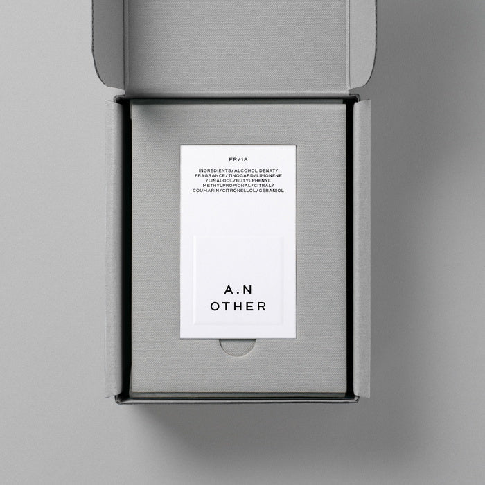 A.N. Other Parfum Box geöffnet mit Duftflakon – Nischenparfum Präsentation