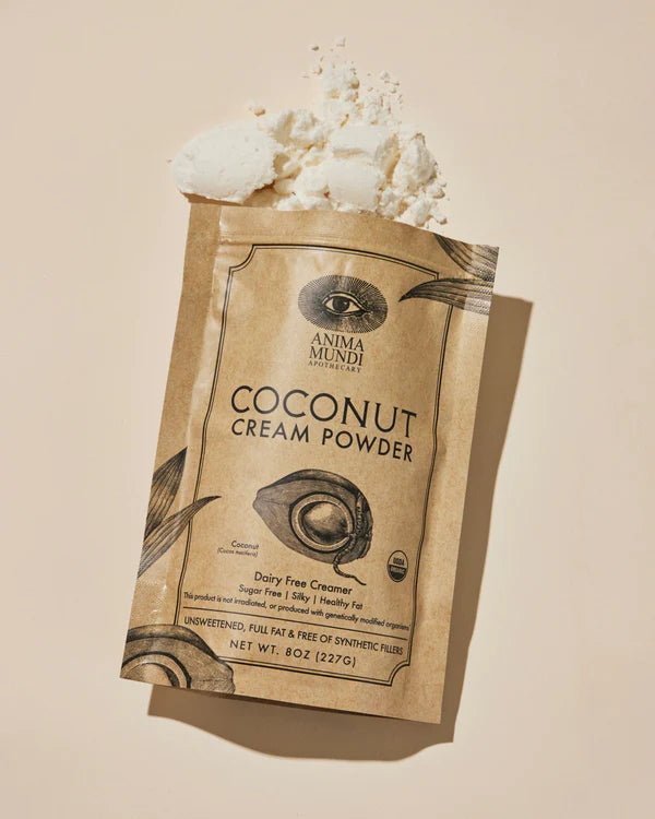 Coconut Cream Powder auf beigem Hintergrund - veganer Sahneersatz