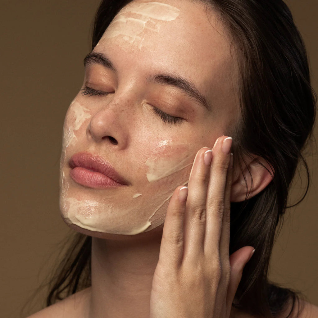 Aura Manuka Honey Mask Anwendung auf der Haut - pflegende Gesichtsmaske