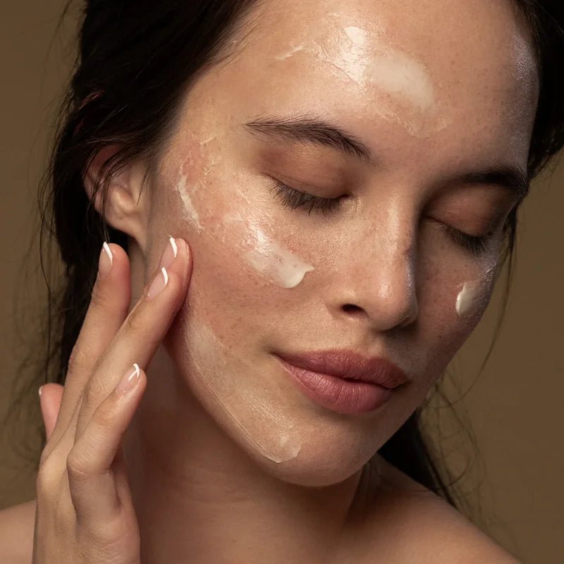 Avocado Pear Collagen-Boosting Night Cream auf der Haut - reichhaltige Textur