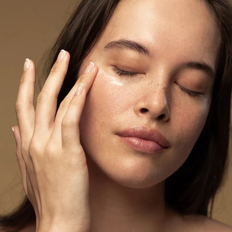 Kiwi Seed Oil Eye Cream Anwendung auf der Haut - sanfte Augenpflege