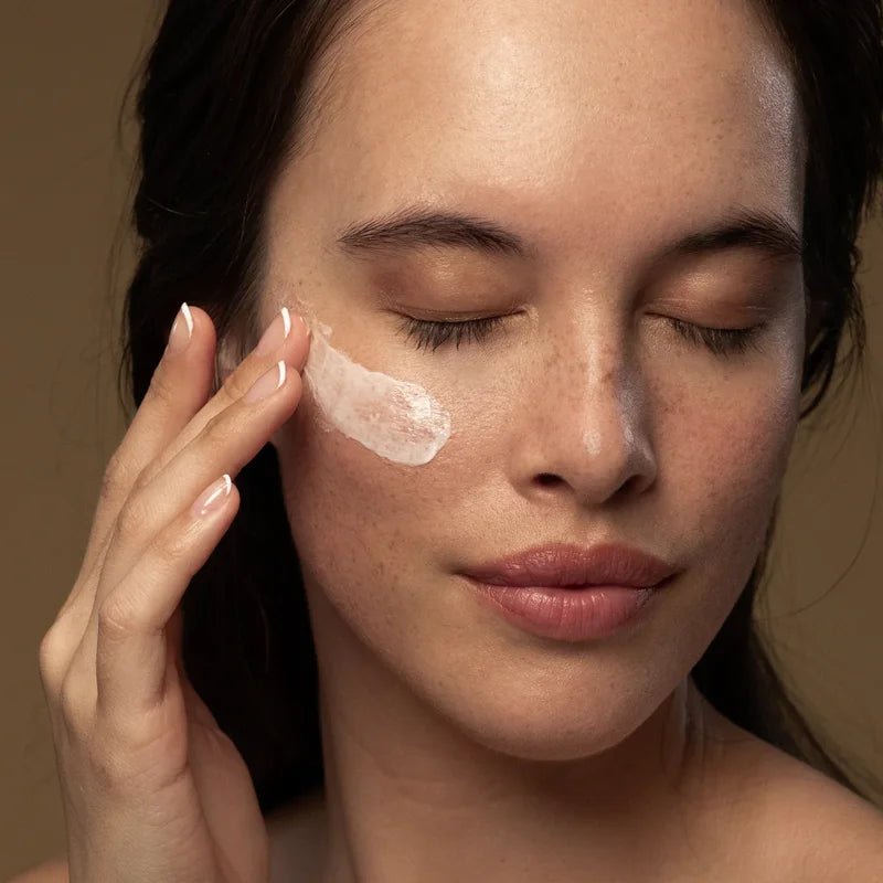 Vanilla Pod Hydrating Day Cream Anwendung auf der Haut - sanfte Tagescreme