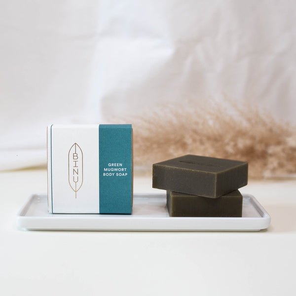 Binu Green Mugwort Body Soap mit geöffneter Seife - handgemachte Naturseife