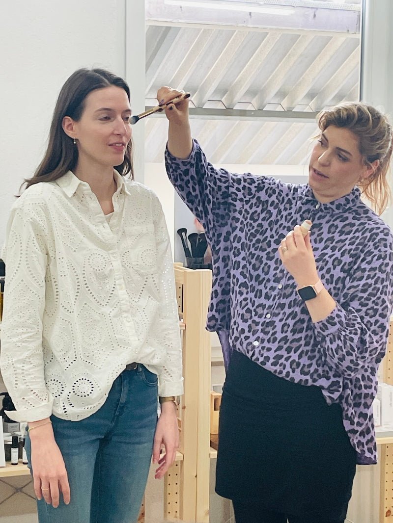 Make-up Workshop Teilnehmerin beim professionellen Schminken mit Lena Engel